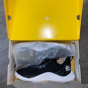 Curry 10 Black and White
